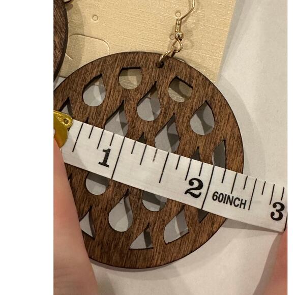 Oversized wood boho earrings - Picture 4 of 5